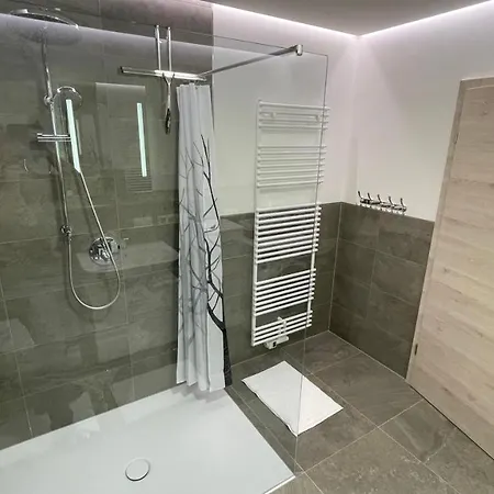 Eden Apartment *